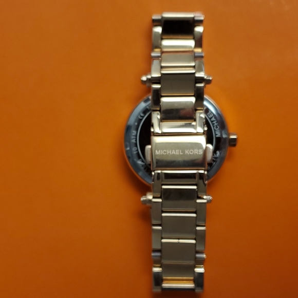 Michael Kors Women's Parker Mother of Pearl Dial Rose Gold Tone Watch - Picture 5 of 8